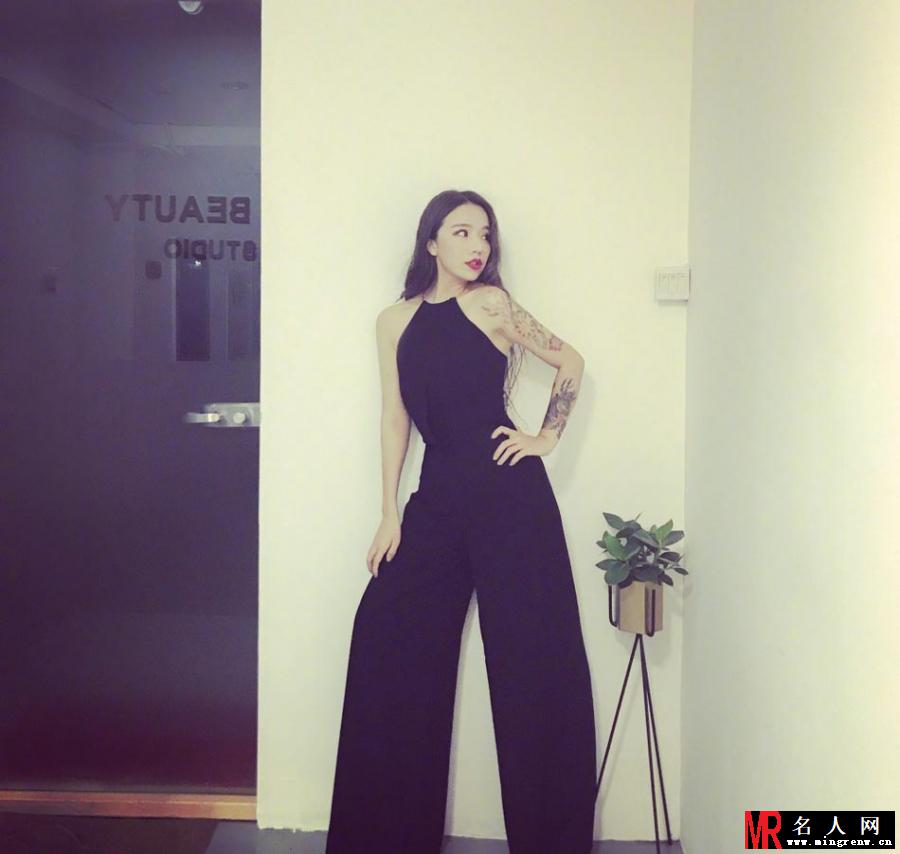 网红邢晓瑶晒深V “锋芒”毕露十分诱人(1)