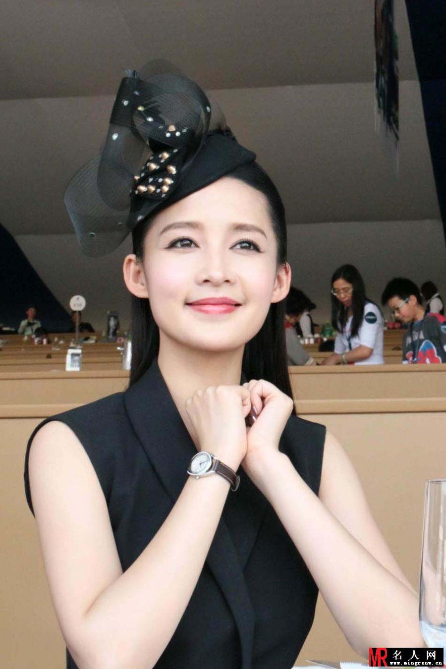 李沁亮相马术活动 西装式小礼服优雅率性(1)