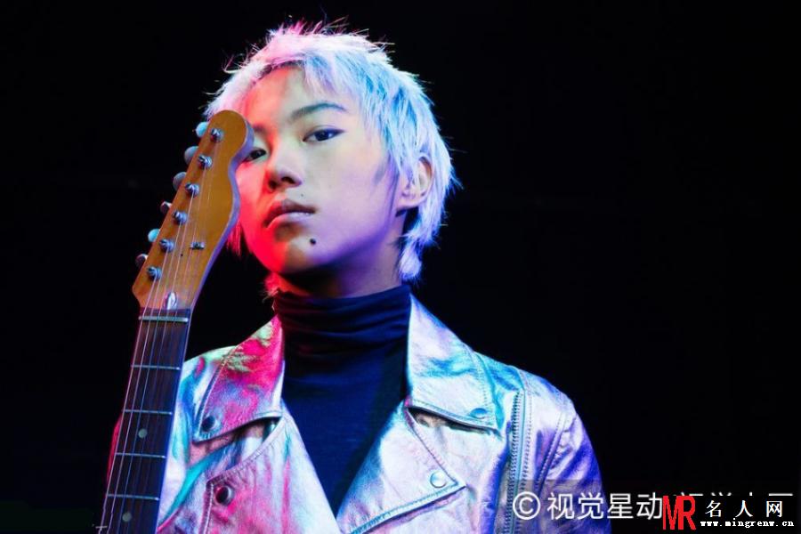 窦靖童新专写真 白色短发酷炫十足(1)
