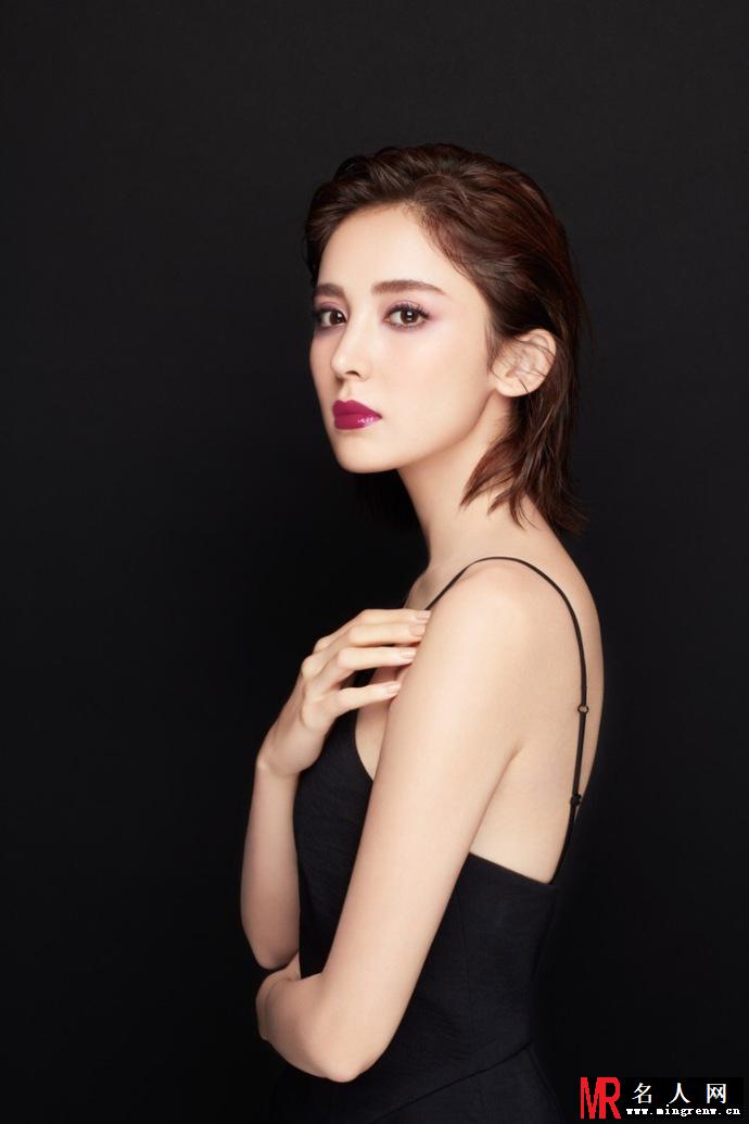 古力娜扎半露香肩上演美背杀 诠释红唇雪肌美人(1)