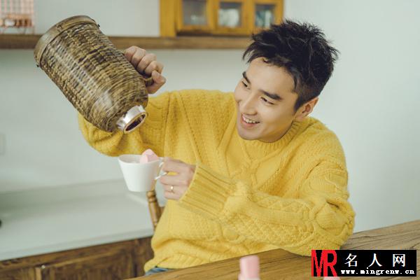 赵又廷封面大片曝光 居家男人悠闲惬意温暖帅气(1)