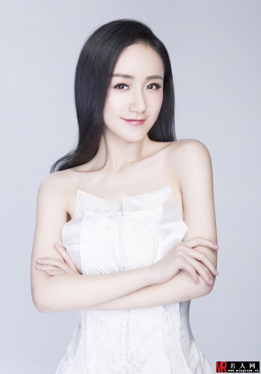 李倩纯白治愈眼神深情 仙女气质表露无疑(1)