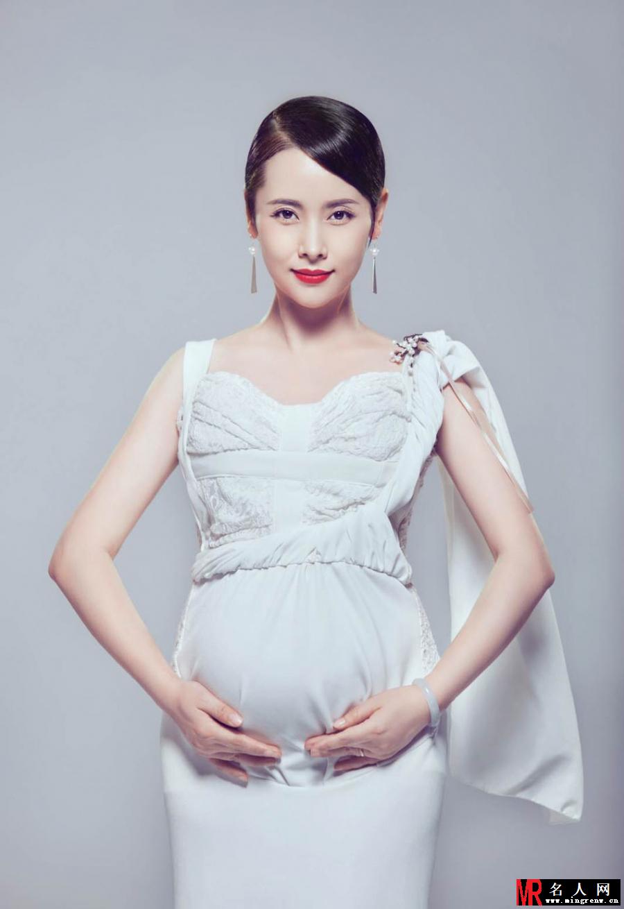 杨明娜挺孕肚幸福满满 四肢纤细容颜动人(1)