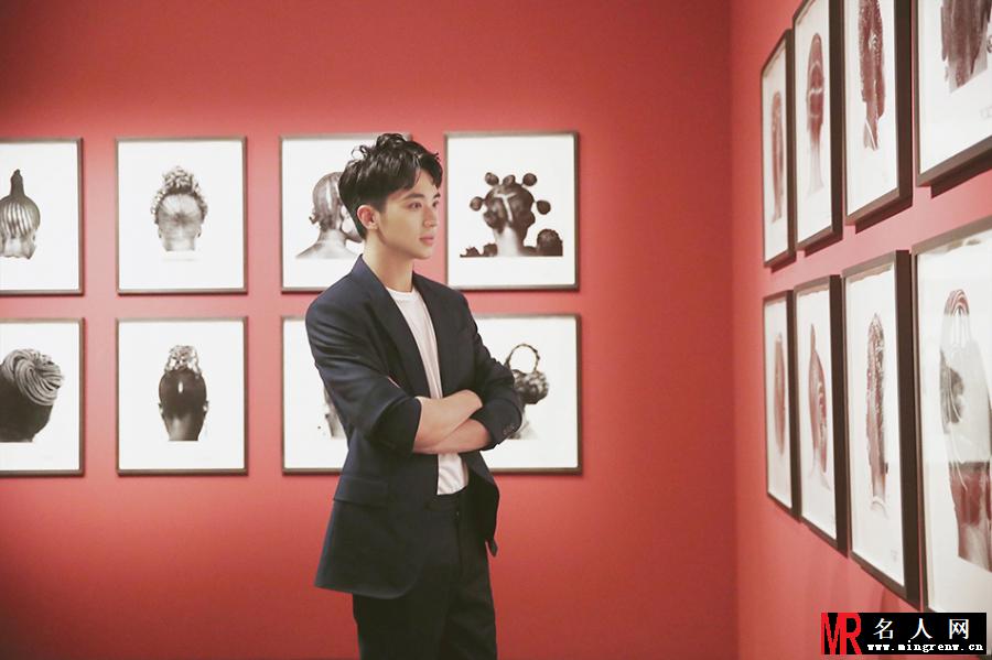 许魏洲巴黎看非洲艺术展 身穿深蓝西装俊雅帅气(1)