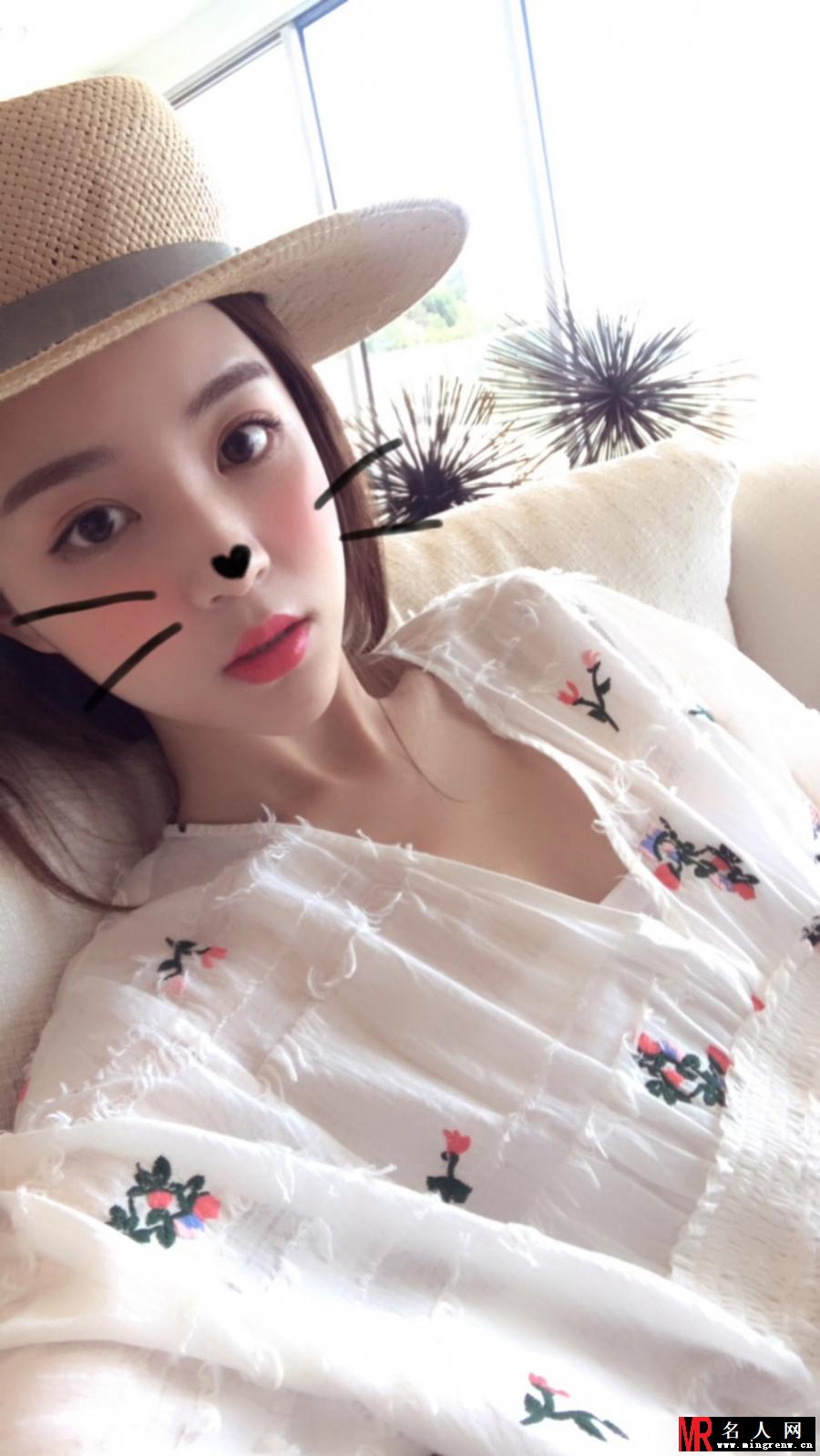 思聪前女友雪梨晒美照 身穿清凉吊带性感诱人(1)