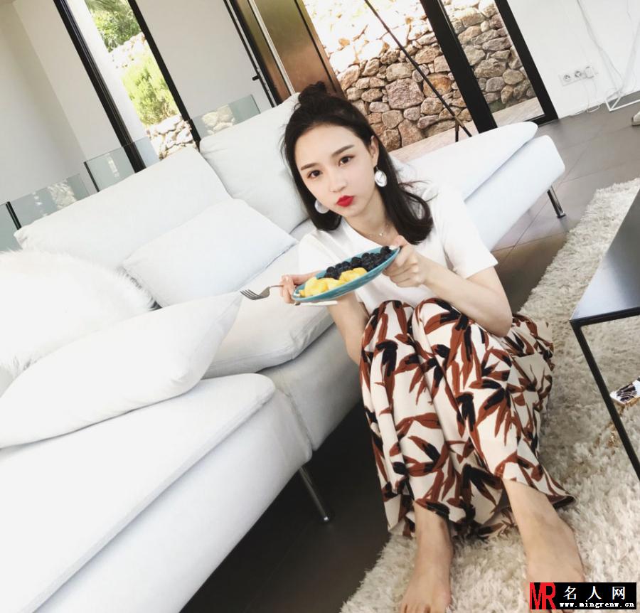 思聪前女友雪梨晒自拍 身穿背带裤卖萌清纯似少女(1)