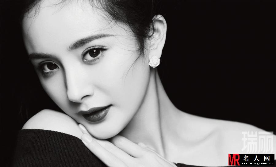 杨幂熟女写真 小露香肩尽显诱惑(1)