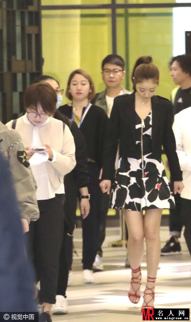 林心如现身影院 当街抠鼻毫无包袱(1)