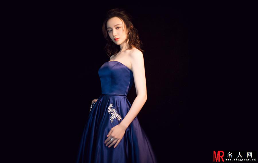 施诗身穿绸缎长裙亮相活动 小露性感美肩(1)