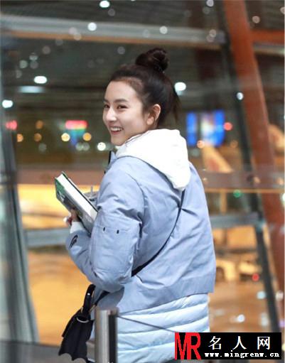 人气小花宋祖儿现身机场 皮肤光滑白皙清纯可爱(1)