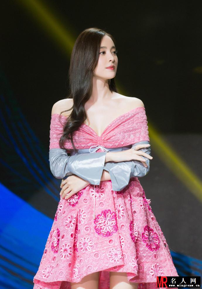 古力娜扎身穿粉裙出席某时尚活动 妩媚撩发秀美胸(1)