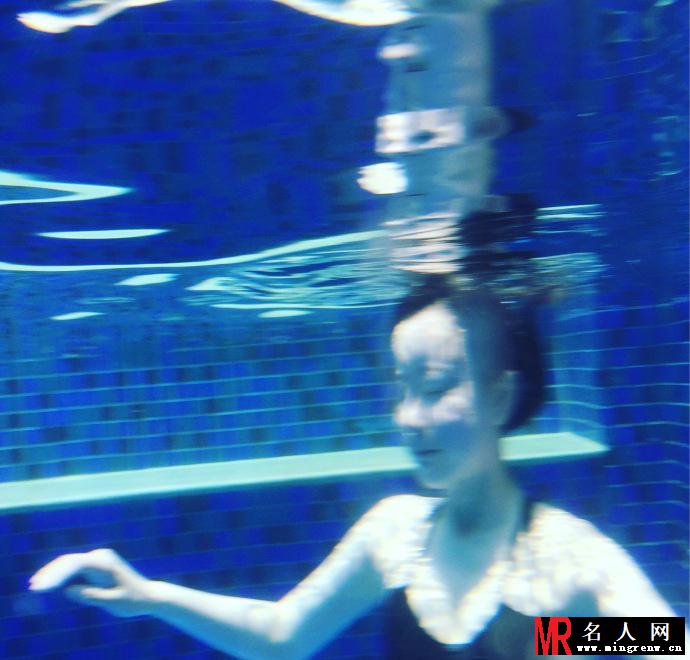 张檬比基尼湿身诱惑 肤白貌美大长腿(1)