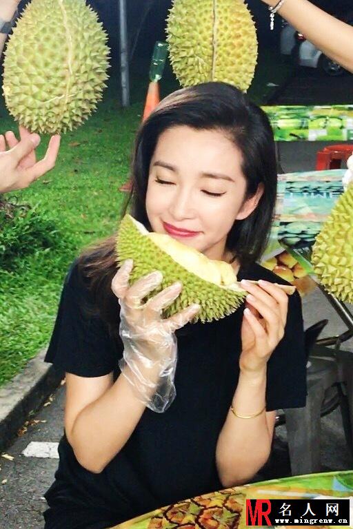 李冰冰吃榴莲开心大笑(1)