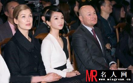 周迅亮相发布会 黑白拼接裙显独特气质(1)