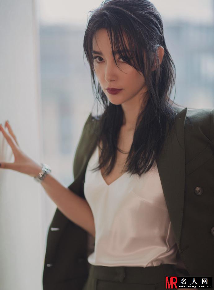 李冰冰玩湿发诱惑 妆容精致大秀玲珑曲线(1)