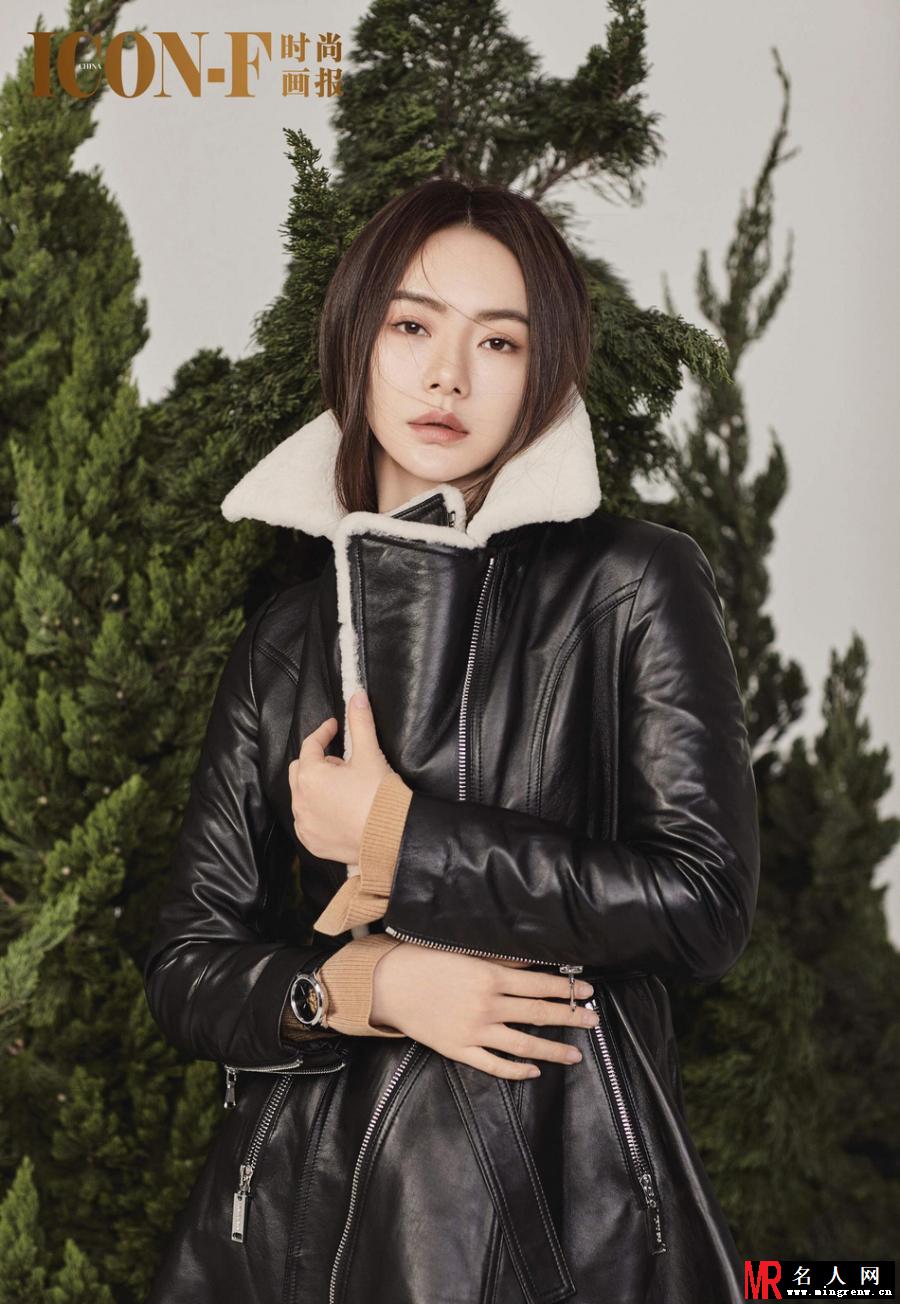 戚薇复古风时尚大片曝光 高冷不失女人味(1)