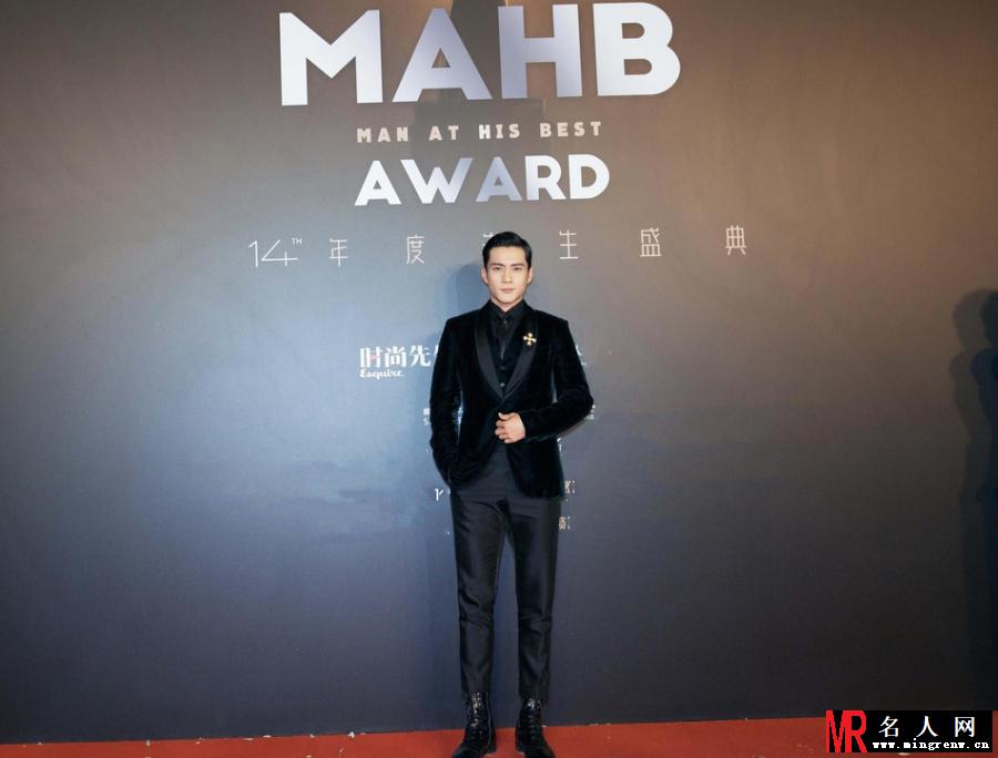 韩东君亮相年度先生盛典 比以往更多一份稳重超帅气迷人(1)