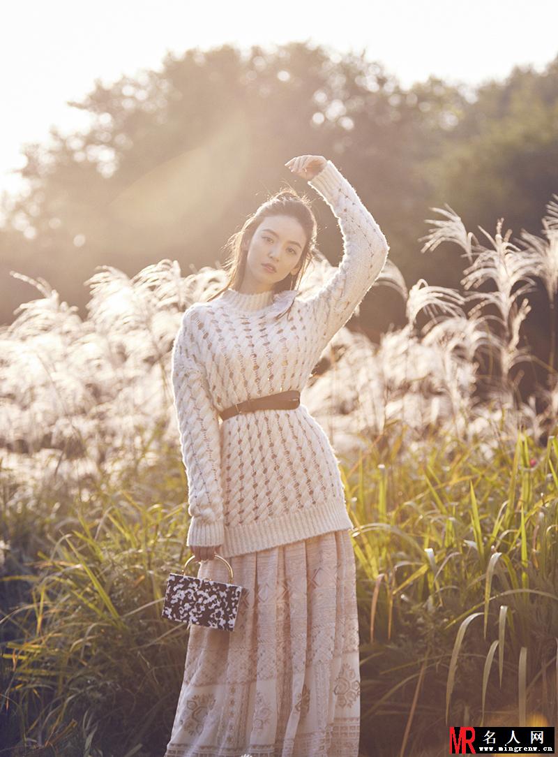 新晋小花尤靖茹初冬写真曝光 在阳光下更显文艺唯美(1)
