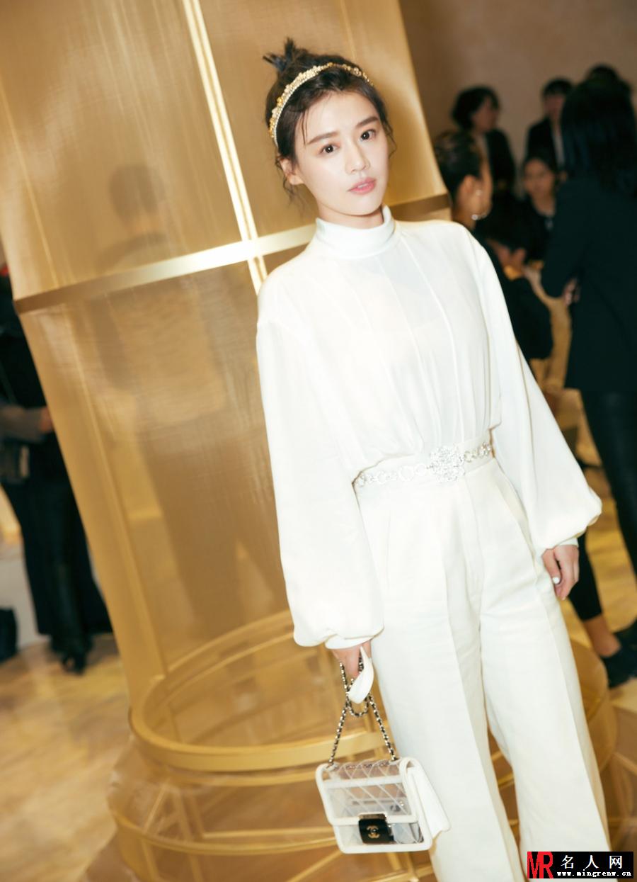 马思纯出席品牌活动 化身“纯白小仙女”(1)