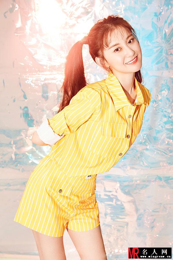 李梦露假期写真 黄白条纹套装展现青春少女活力(1)