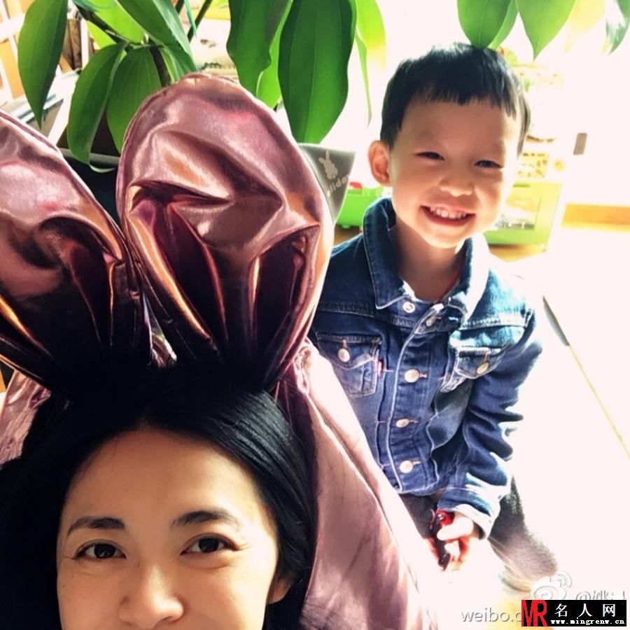 姚晨晒照与儿子拼颜值 网友赞各有各的美(1)