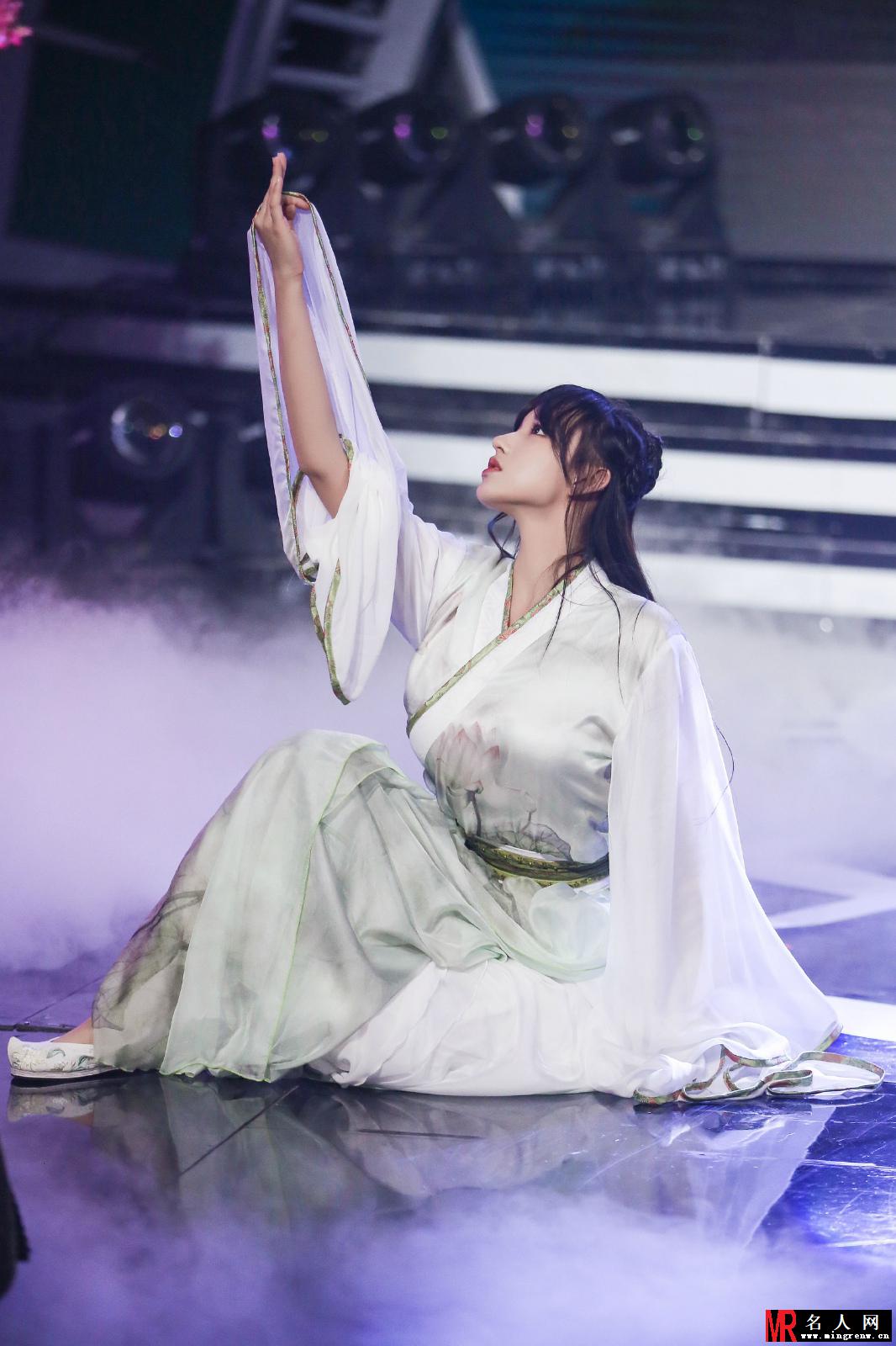 程潇《天天向上》吊环舞首秀 唯美动人如梦如幻(1)