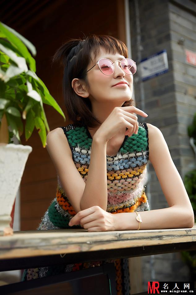 肖茵俏皮街拍曝光 新剧《娘道》演绎民国白富美(1)