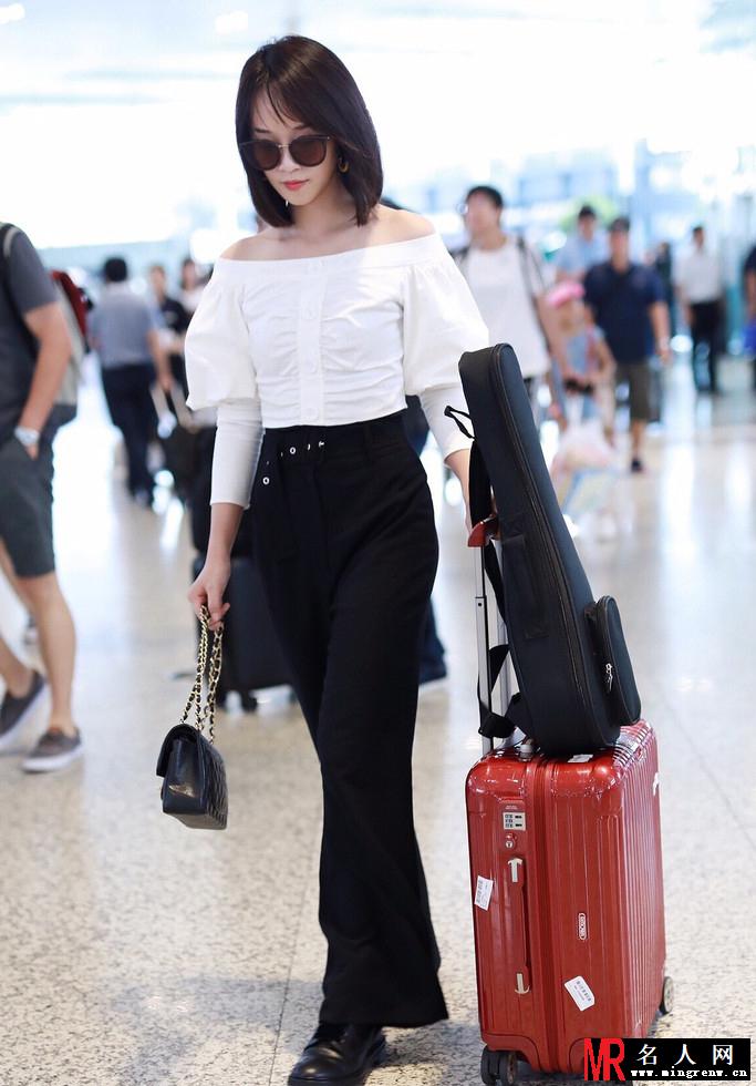 蓝盈莹浅笑打招呼  秀香肩长腿女人味十足(1)