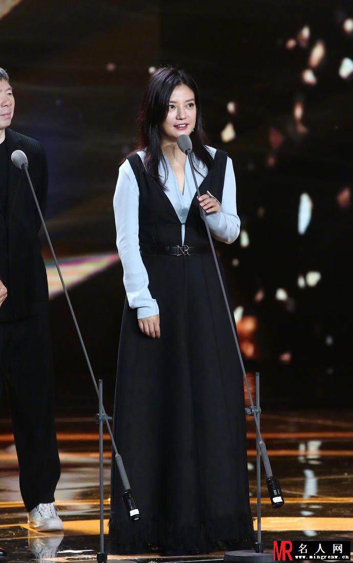 赵薇现身导演协会年度表彰红毯 一身素雅裙装优雅干练大气(1)