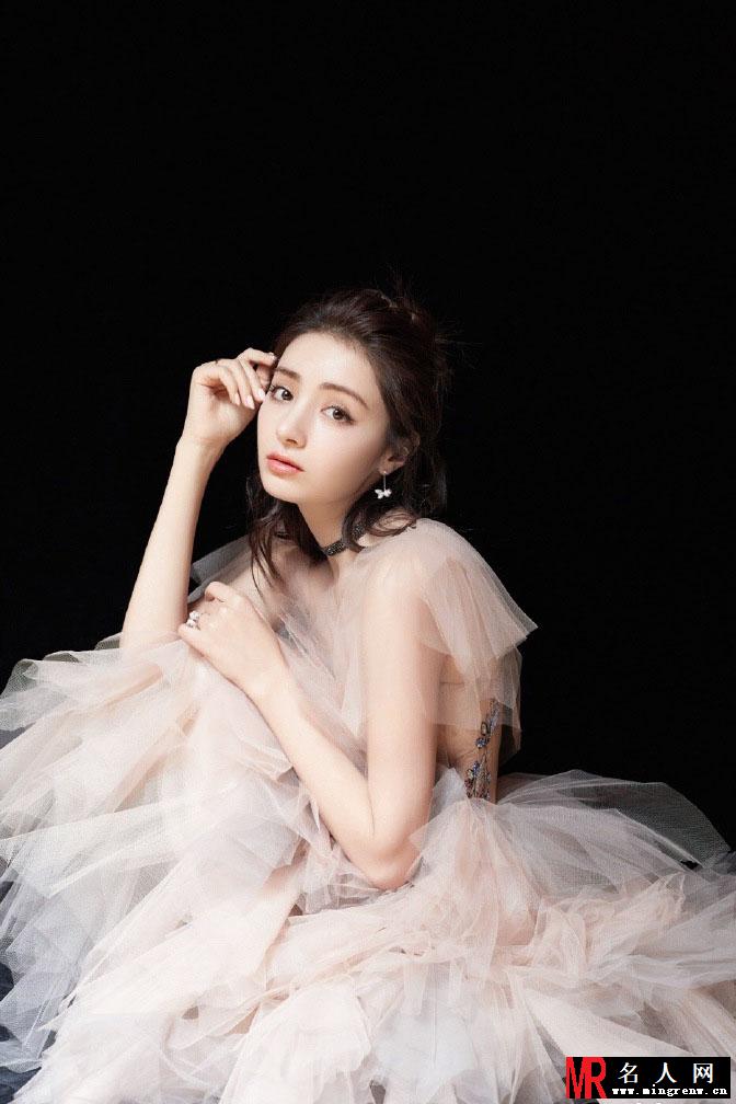 麦迪娜绝美写真曝光 身着薄纱礼服仙气十足(1)