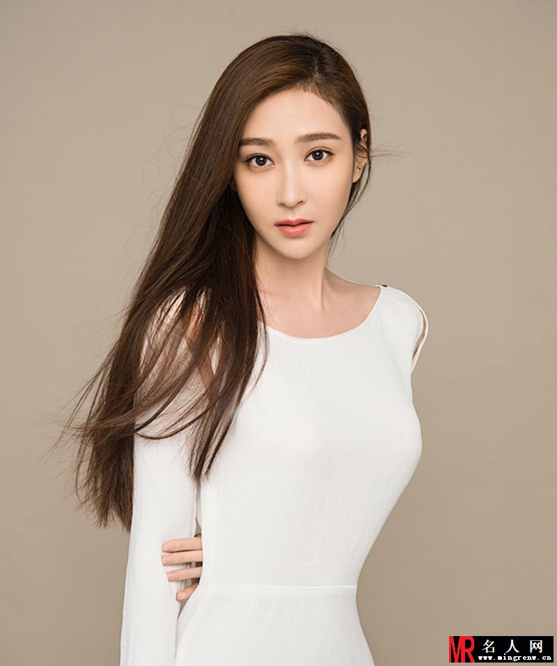 气质女星殷飞时尚写真 举手投足间尽显自信与从容(1)