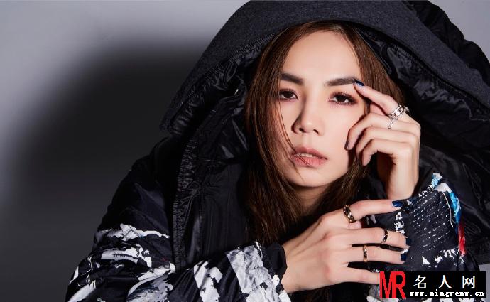 辣妈Ella最新封面大片 身穿深v长裙大秀事业线(1)