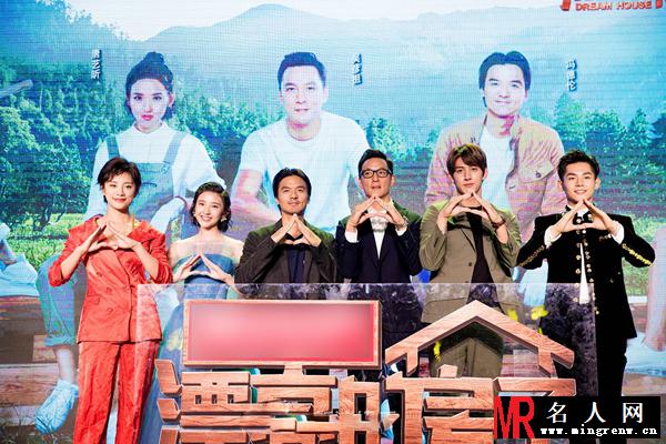 唐艺昕出席《漂亮的房子》发布会 短发甜笑俏皮可爱(1)