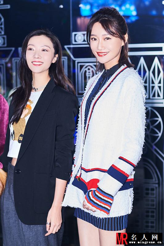 李斯羽获“美容风尚ICON”大奖 大长腿抢镜(1)