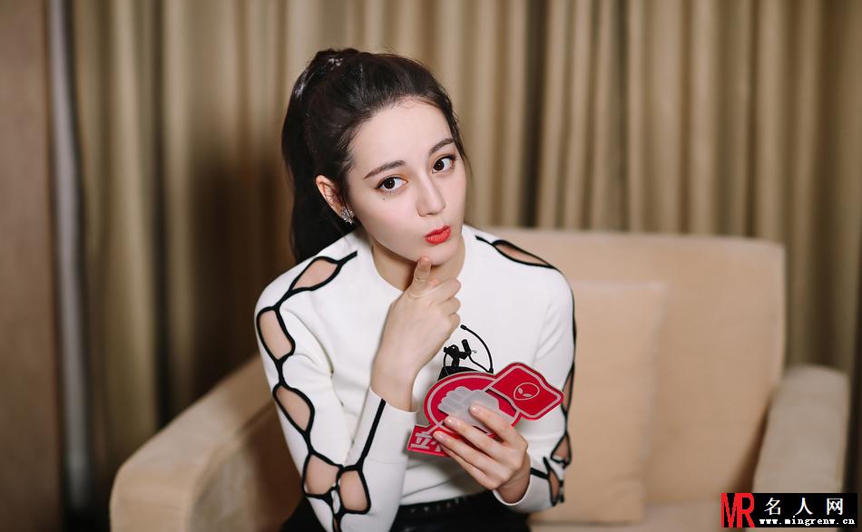 热巴穿黑色皮裙性感十足 笑容甜美惹人爱(1)