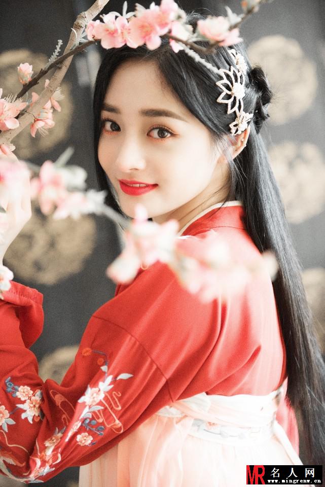 周洁琼古装扮温婉动人 娇美回眸俏兮盼兮(1)