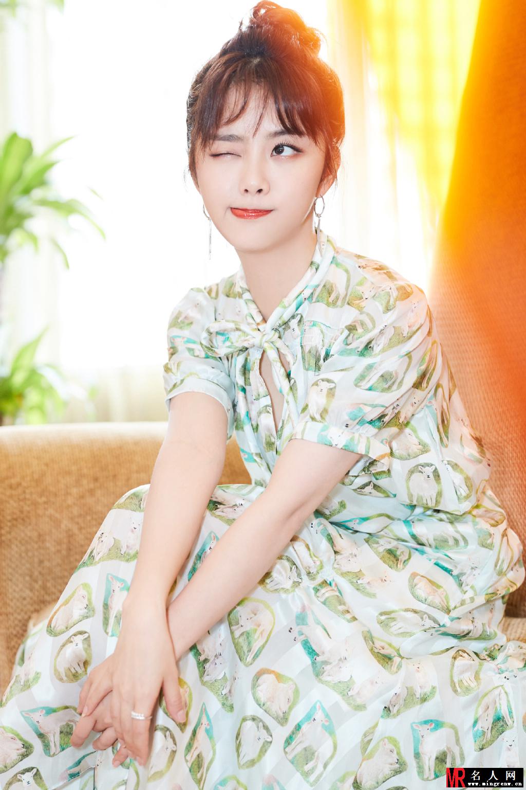 谭松韵亮相发布会 古灵精怪尽显优雅灵动气质(1)