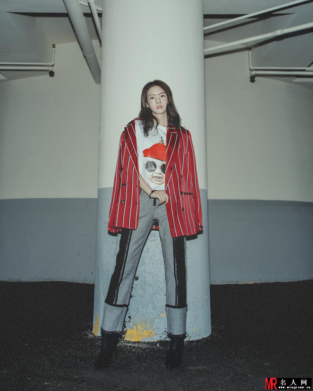 陈语安精彩演绎红黑撞色feel  彰显极致摩登潮范儿(1)
