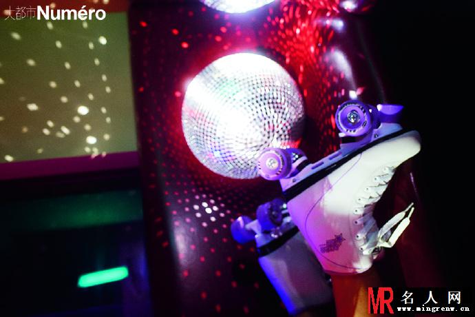 李梦惊喜登封大都市 卷发红唇演绎复古disco风格(1)