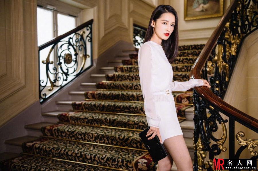 李沁白色短裙秀美腿 长发垂肩女人味十足(1)