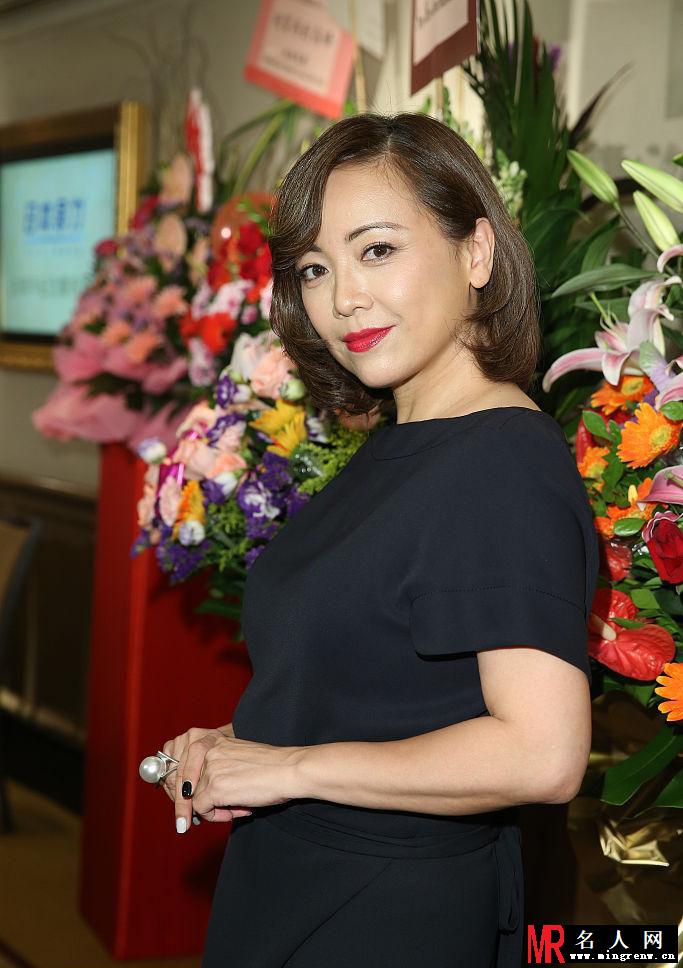 邓萃雯出席活动 眼神俏皮似妙龄少女(1)