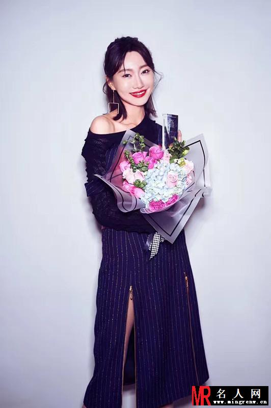 李斯羽获“美容风尚ICON”大奖 大长腿抢镜(1)