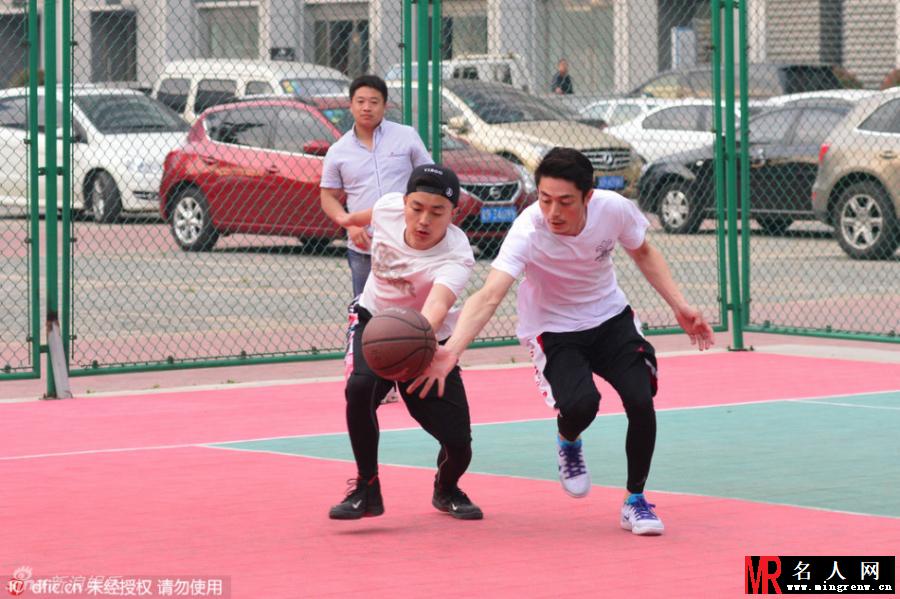 霍建华球场大秀球技与粉丝同乐(1)