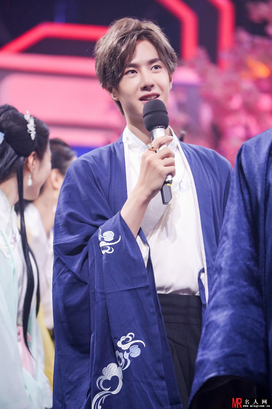 王一博《天天向上》古装舞扇 汉服少年扬袂蹁跹(1)