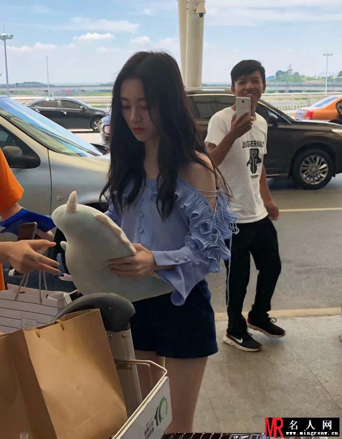 鞠婧祎机场生图颜值能打 皮美腿纤细气质绝佳(1)