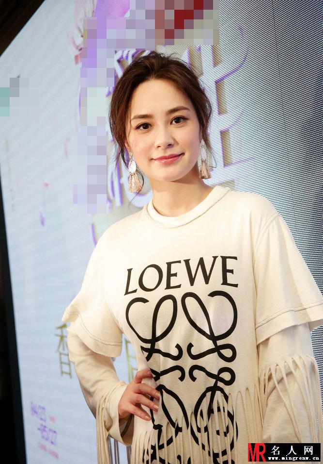 阿娇出席活动妆容淡雅精致 再现娇式穿搭(1)
