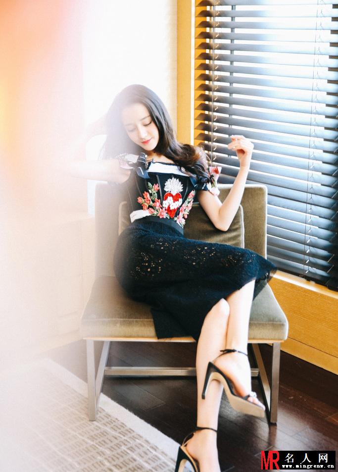 迪丽热巴穿碎花长裙美腿隐现 靓丽优雅(1)