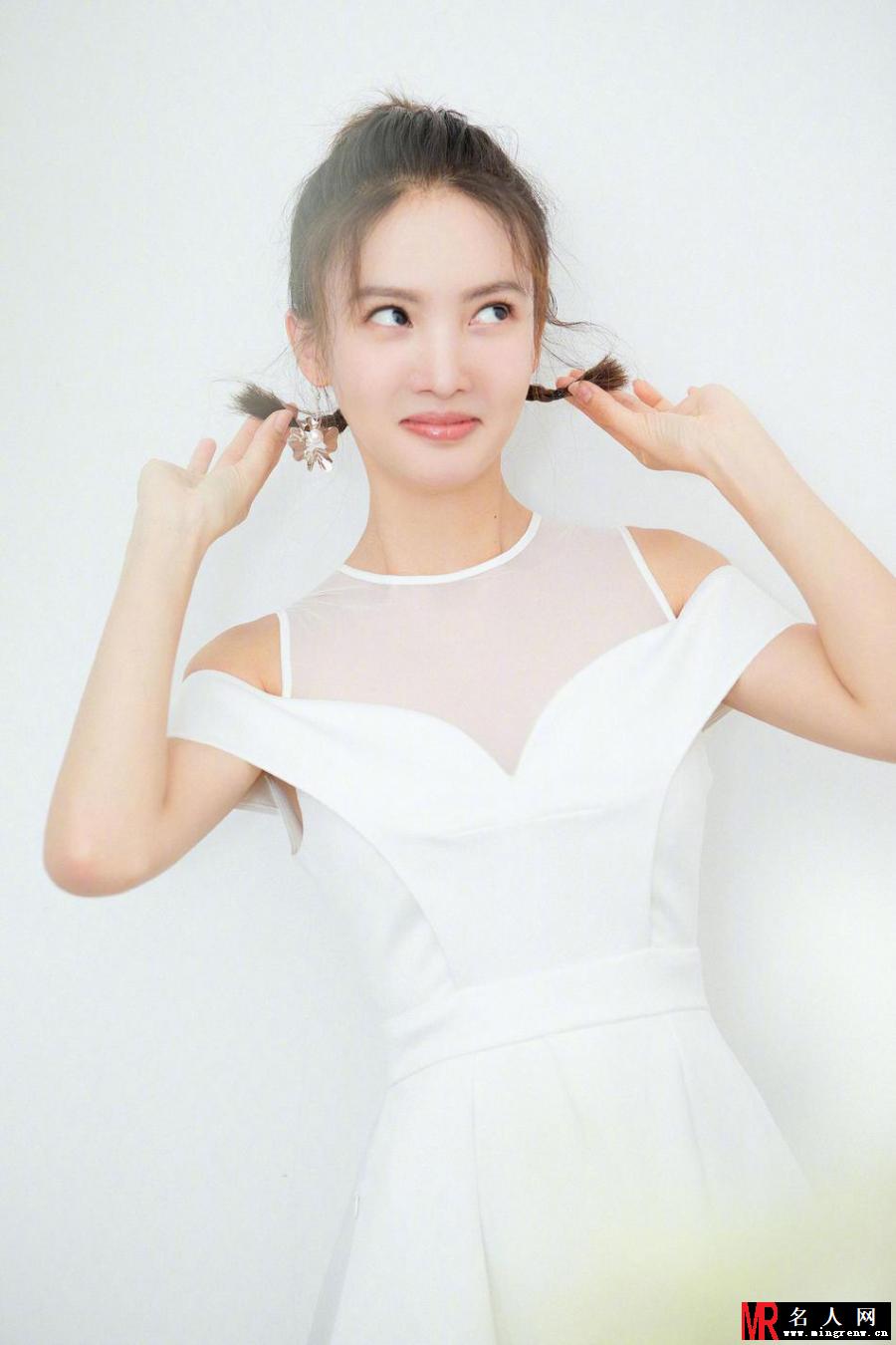 金晨穿白色礼服晒美照 扎小辫子俏皮可爱(1)