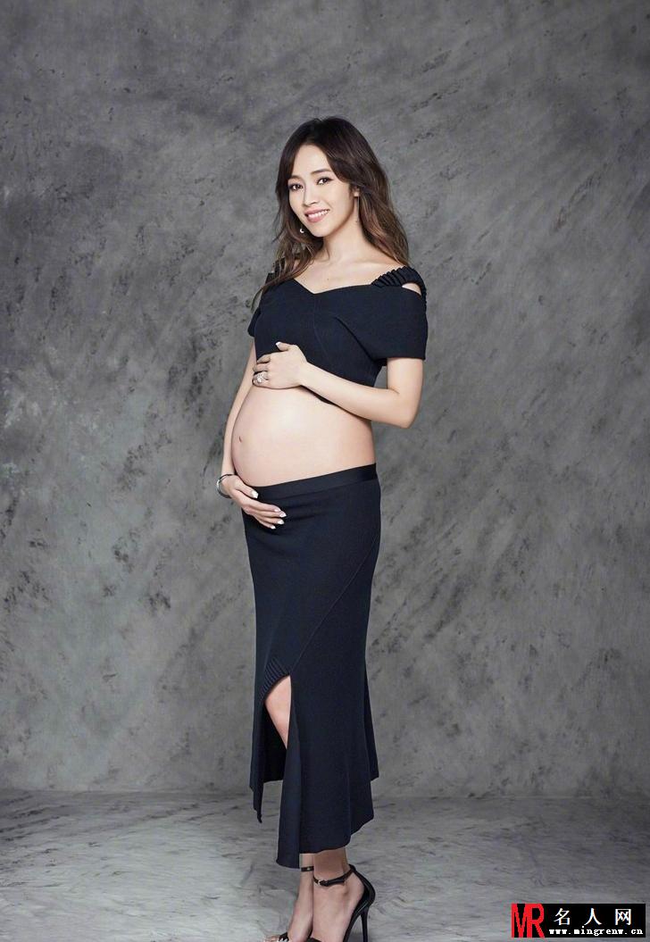 辣妈侯佩岑怀二胎写真 肚大如球时髦靓丽(1)