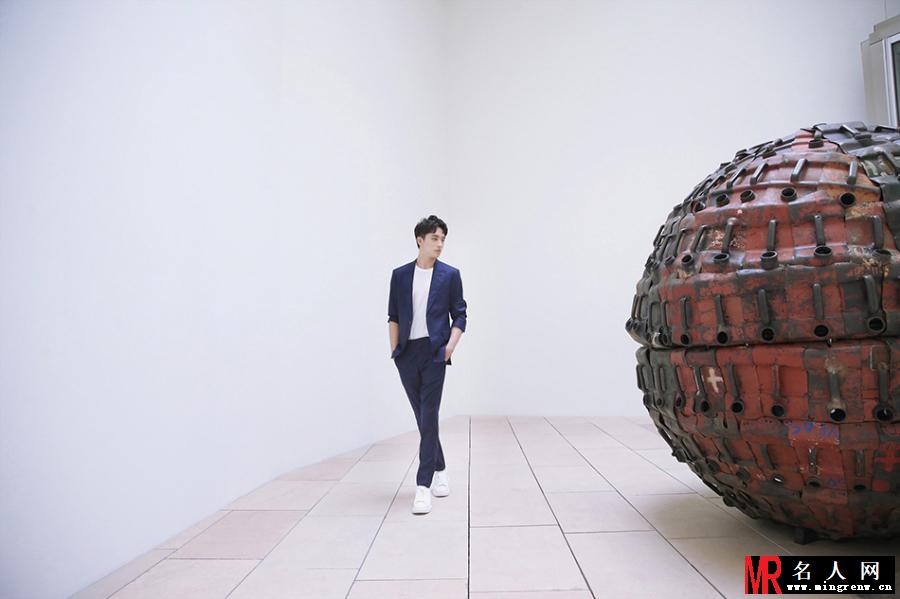 许魏洲巴黎看非洲艺术展 身穿深蓝西装俊雅帅气(1)